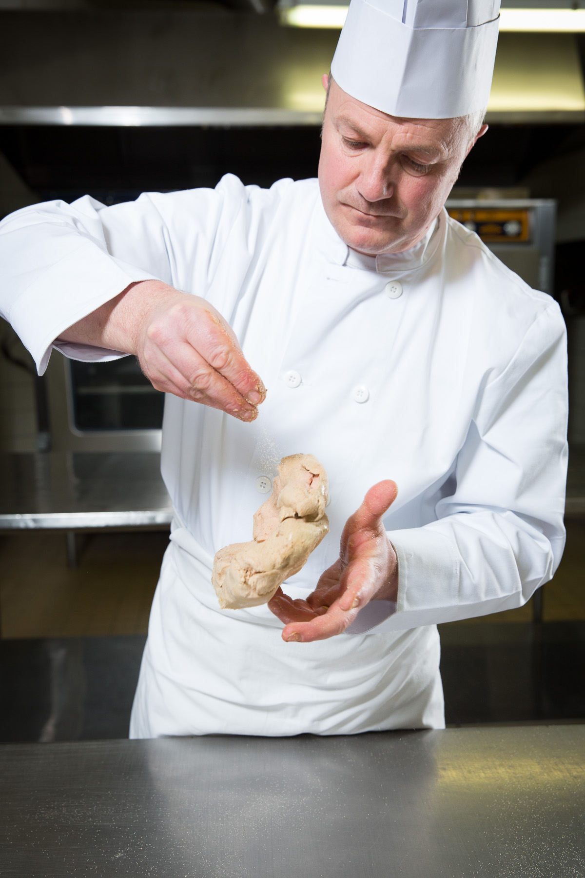 chef qui prépare un lobe de foie gras