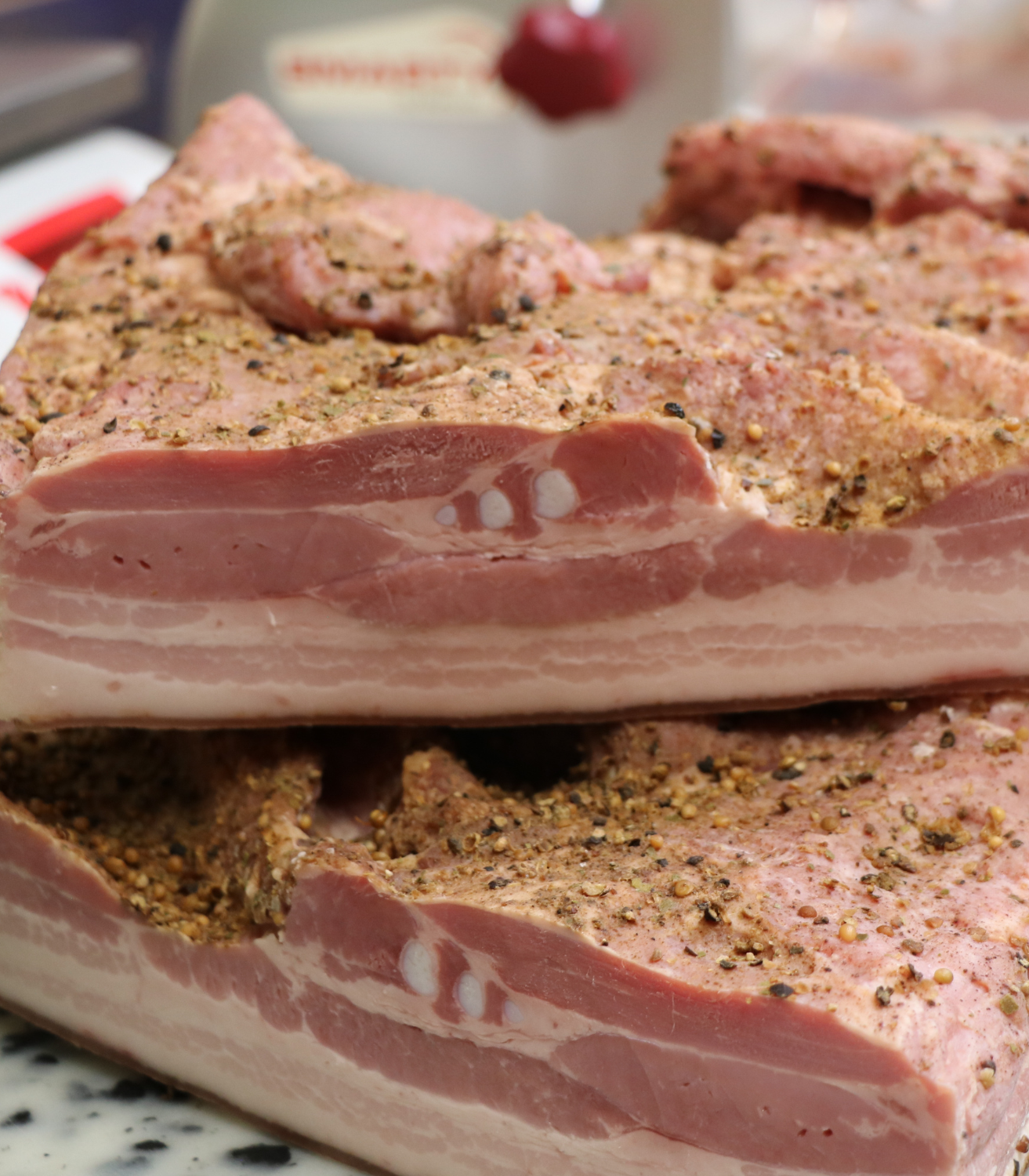 poitrine de lard demi sel cuit coupé en 2 l'une sur l'autre