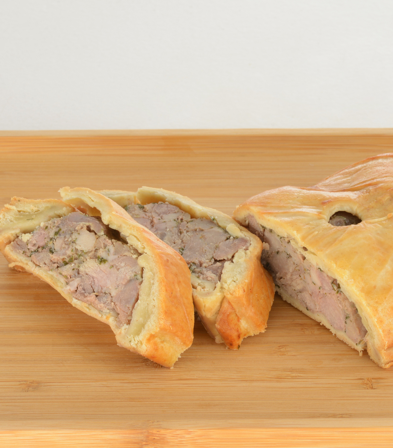 tranches de pâté lorrain sur planche