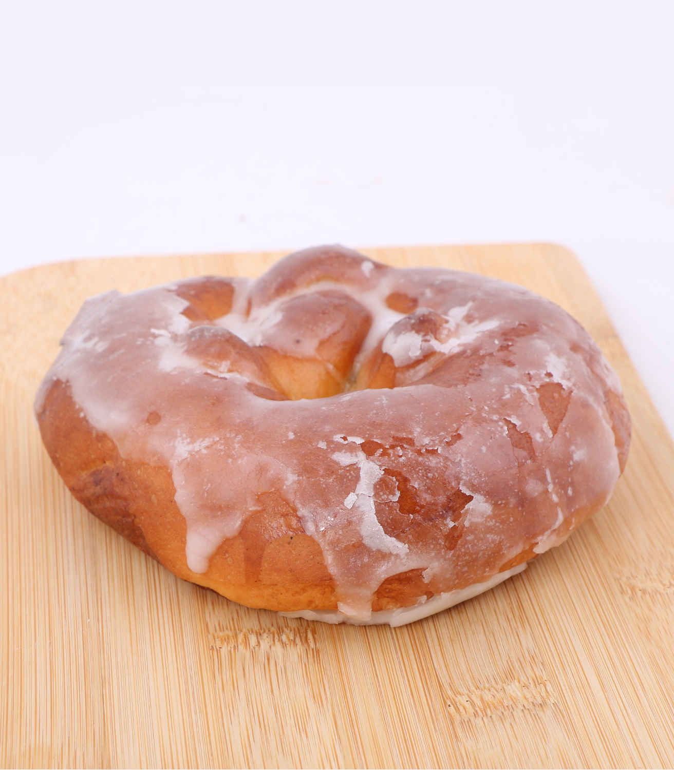 bretzel brioche sur planche vu de coté