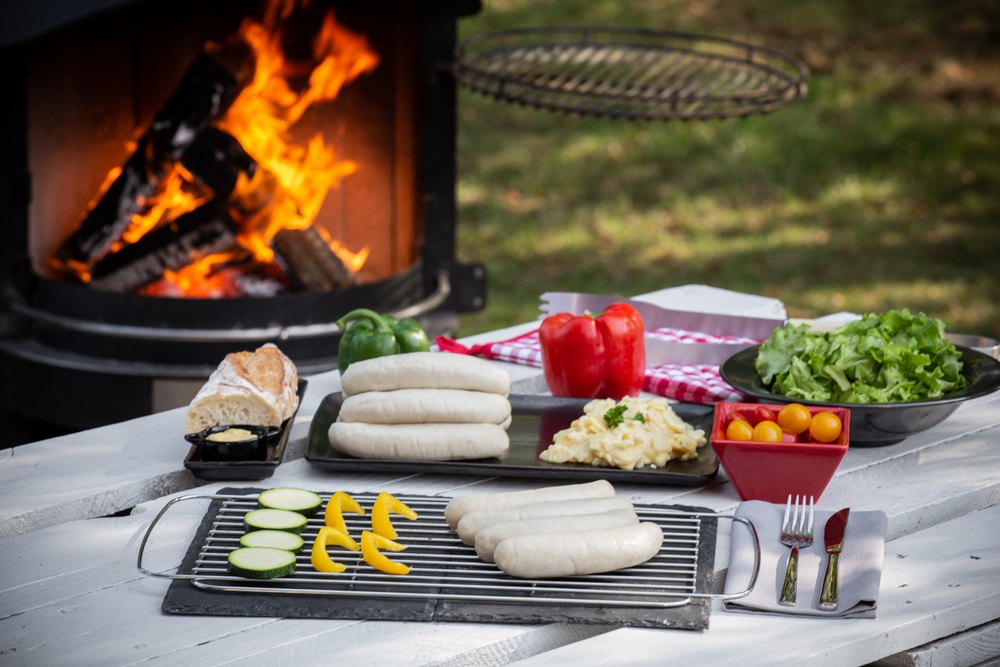 saucisse blanches à griller avec grille et bbq à l'arrière