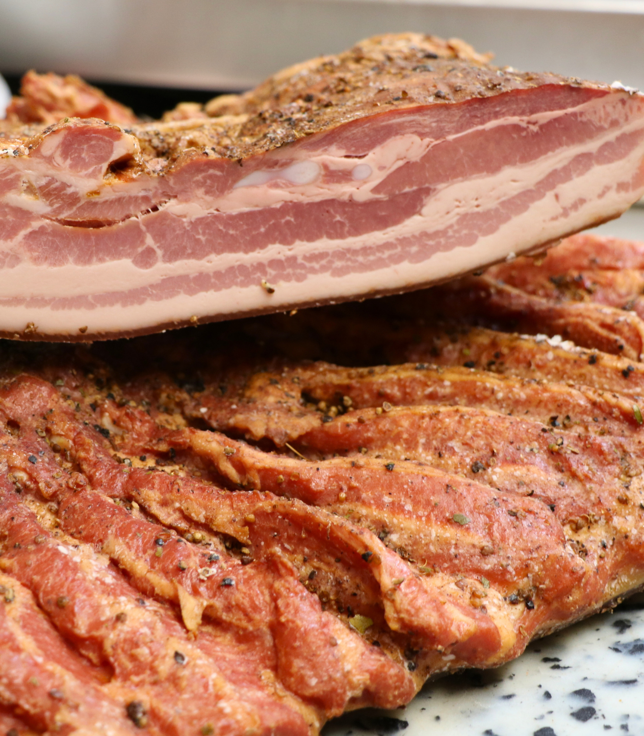 poitrine de porc fumée cuite superposée