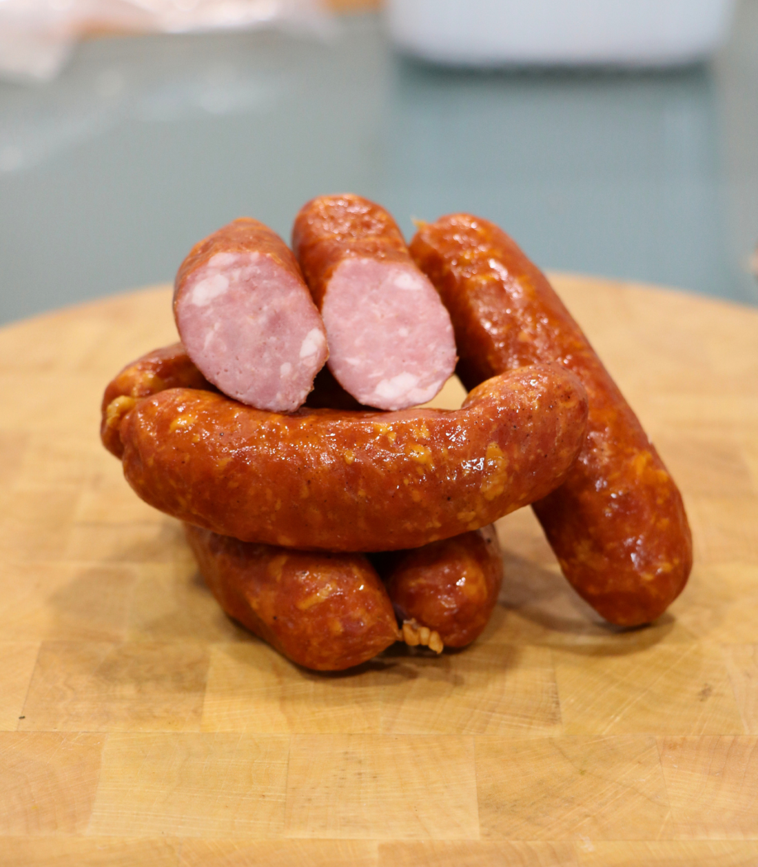 petites saucisses fumées coupées en 2