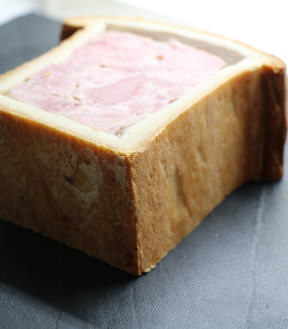 morceau de pâté en croûte sur ardoise