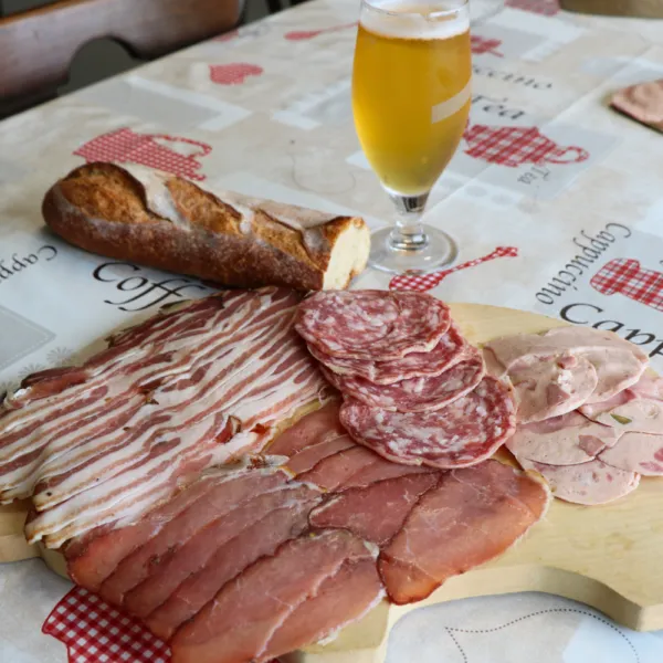 plateau de charcuteries avec bière et pain