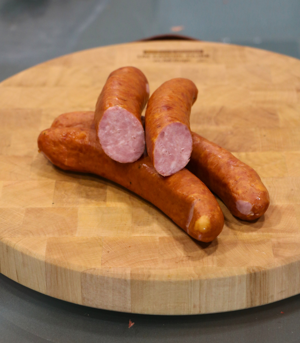 grandes saucisses fumées coupées en 2