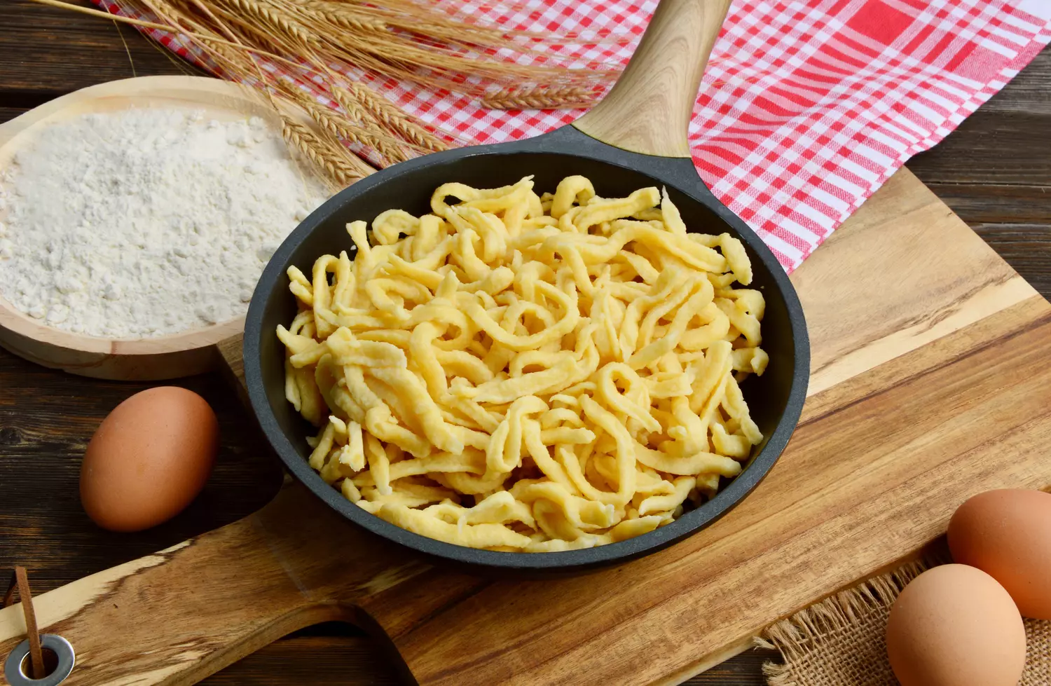 spaetzles dans une poêle avec farine oeuf et nappe alsacienne