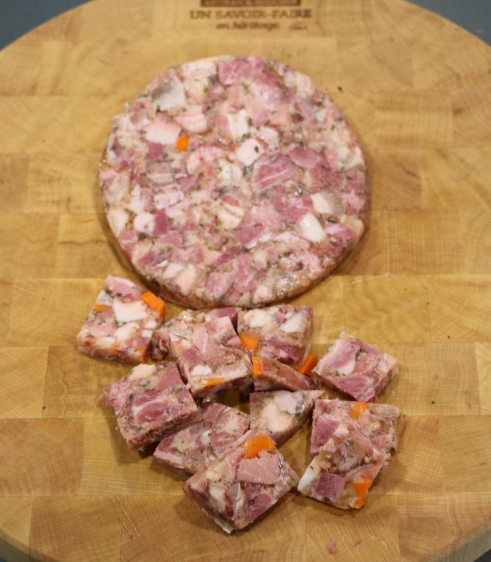 tranches et cubes de gelée de porc