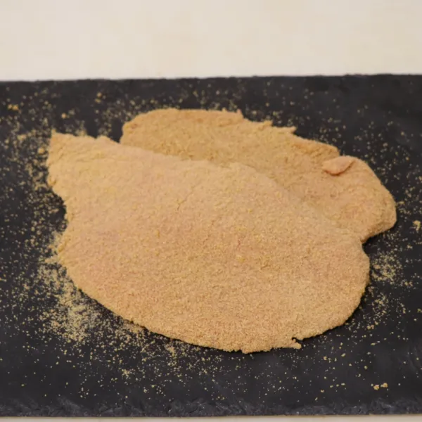 2 escalopes de porc à panner sur ardoise