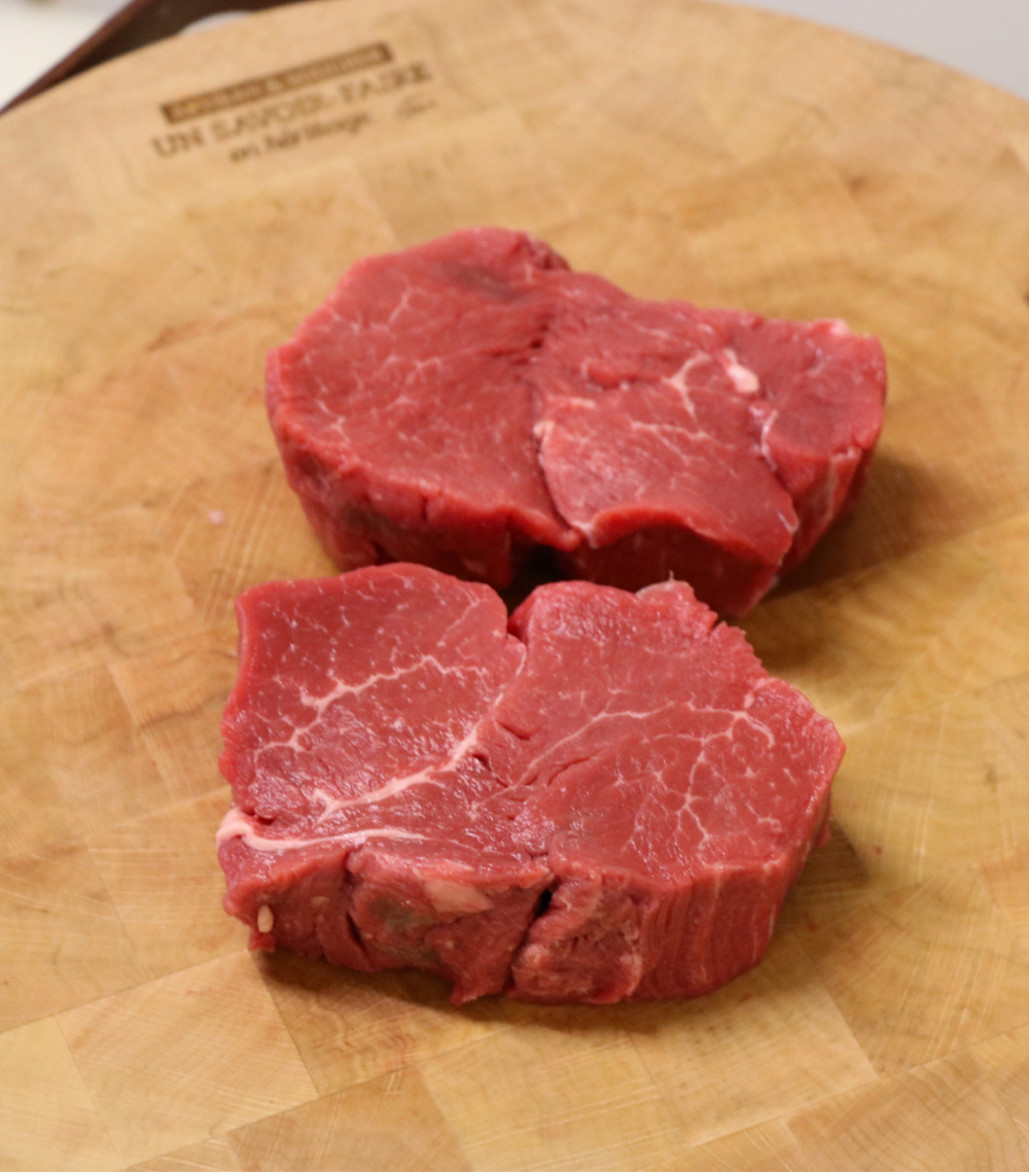 2 morceaux de filet de bœuf sur planche en bois