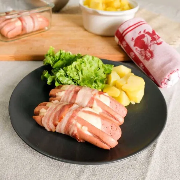 cervelas obernois sur assiette avec salade pomme de terre