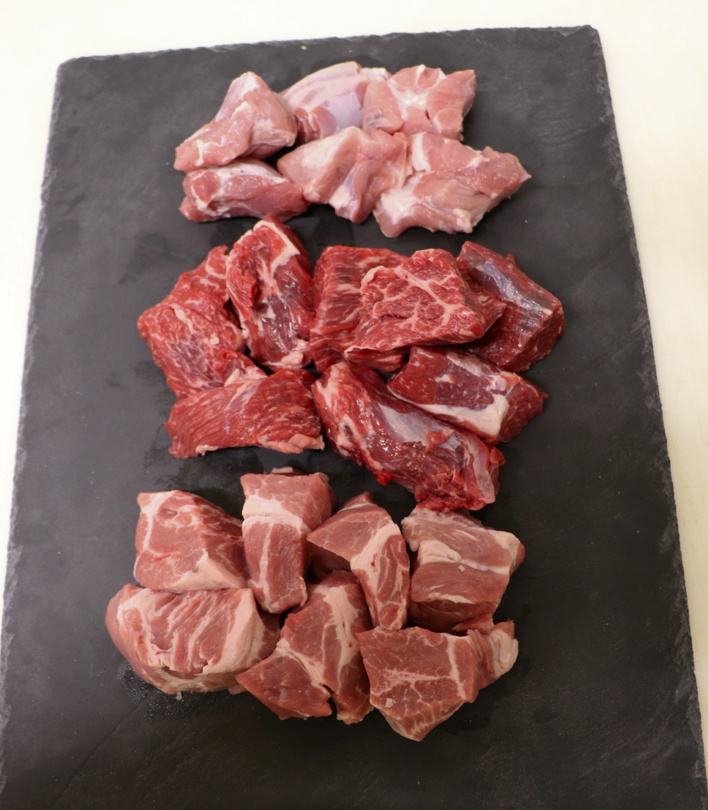 mélange viande baeckaoffe sur ardoise