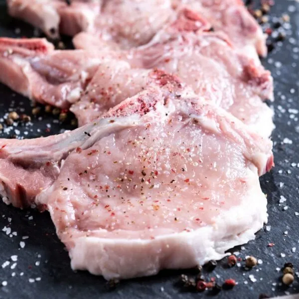 côtes de porc sur ardoise avec épices