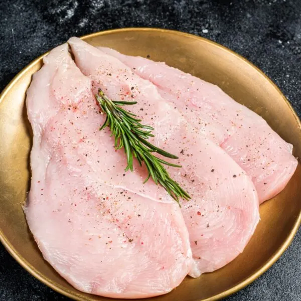 escalopes de dinde dans assiette dorée