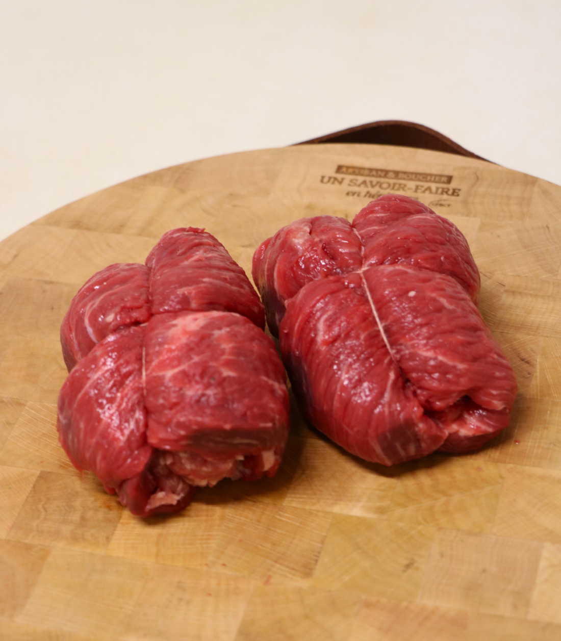 2 paupiettes de boeuf crues sur planche