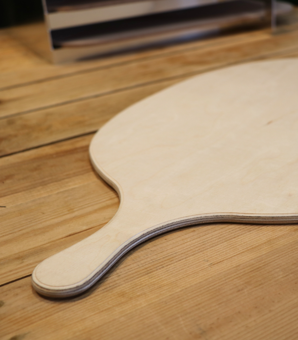planche bois ovale posée sur table